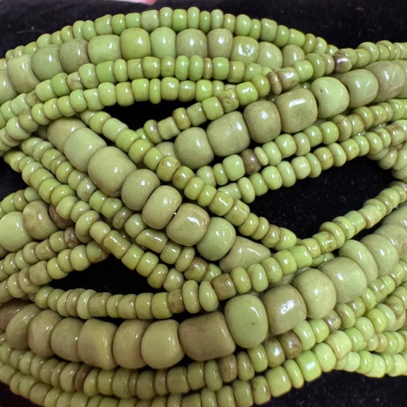 NEW Green Beaded Bracelet stretchy. Fits 6inch wrist to 8 inch easily UNIQUE - Picture 2 of 3